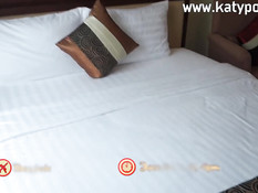 В номере отеля мужчина оттрахал на кровати сиськастую тайскую девку