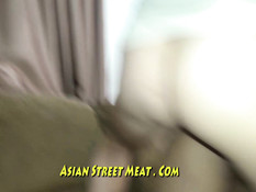 Белый мужик снял азиатскую тёлку с тату на груди и оттрахал в номере