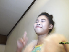 Худая татуированная азиатская девка трахается с лысым секс туристом