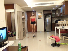 Мужик в своём номере отодрал в анал тощую азиатскую горничную с тату