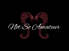 Девчонка ебёт приятеля на кровати в отеле и получает сперму на попу