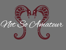 Девчонка с фиолетовыми волосами насаживается киской на побритый член