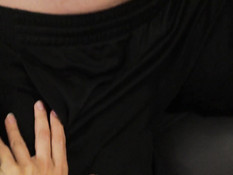 Девчонка с фиолетовыми волосами насаживается киской на побритый член