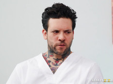 Массажист с татуировками отодрал в анал и обкончал тощую негритянку