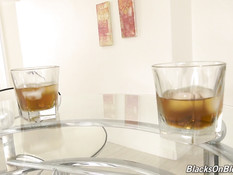 Негр оттрахал мулаточку и рыжеволосую белую девушку и кончил в киску