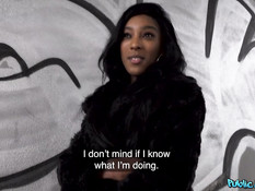 Мулаточка делает пикаперу минет в лесу и ебётся за деньги в квартире