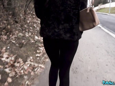 Мулаточка делает пикаперу минет в лесу и ебётся за деньги в квартире