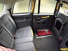 Водитель такси оттрахал на заднем сиденье молодую похотливую мулатку