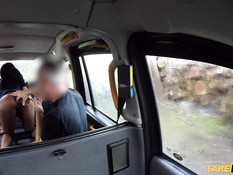 Водитель такси оттрахал на заднем сиденье молодую похотливую мулатку