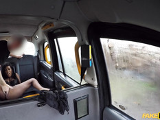 Водитель такси оттрахал на заднем сиденье молодую похотливую мулатку