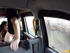 Водитель такси оттрахал на заднем сиденье молодую похотливую мулатку