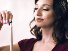 Пышногрудая белая женщина соблазнила на лесби секс сисястую мулатку