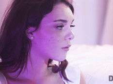 Зрелая госпожа в чёрном сетчатом боди дрочит клитор сисястой девушке