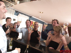 Четыре светловолосые домохозяйки занялись групповым сексом с мужиками