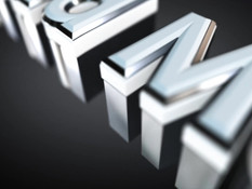 Пятеро мужчин ебут трёх горячих бразильских девчонок возле бассейна