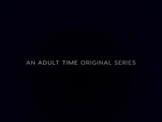 Четыре раззадоренные девушки занимаются лесбийским сексом на кровати