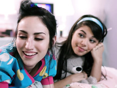 Четыре раззадоренные девушки занимаются лесбийским сексом на кровати