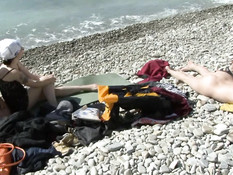 Две сисястые русские женщины занялись свинг сексом на морском пляже