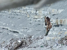 Две сисястые русские женщины занялись свинг сексом на морском пляже