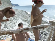 Две сисястые русские женщины занялись свинг сексом на морском пляже