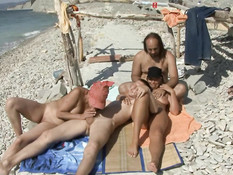 Две сисястые русские женщины занялись свинг сексом на морском пляже