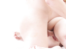 Отодрал рыжеволосую русскую тёлку на кровати и кончил в бритую писю