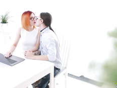 Очкарик отпердолил в киску и анус рыжеволосую русскую девку в очках