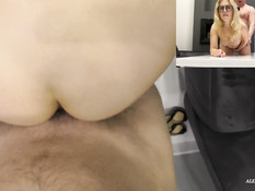 Грудастую зрелую блондинку отымели в рабочий анус на порно кастинге