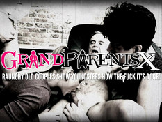 Две парочки свингеров в лесу занимаются групповым сексом на траве