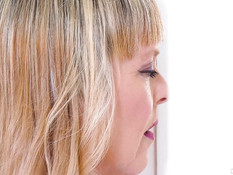 Светловолосая мамочка мастурбирует наблюдая за сексом молодой пары