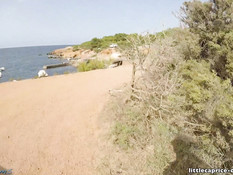 Возбуждённая девушка сосёт член и ебётся с парнем в прибрежной роще