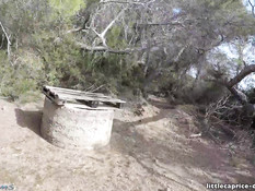 Возбуждённая девушка сосёт член и ебётся с парнем в прибрежной роще