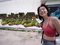 Мужик дал девке отсосать член на улице и отодрал её в своём особняке