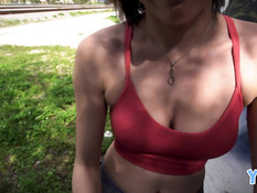 Мужик дал девке отсосать член на улице и отодрал её в своём особняке