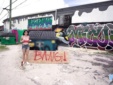 Мужик дал девке отсосать член на улице и отодрал её в своём особняке