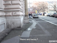 Пикапер оттрахал двух темноволосых близняшек с маленькими сиськами