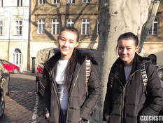 Пикапер оттрахал двух темноволосых близняшек с маленькими сиськами