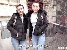 Пикапер оттрахал двух темноволосых близняшек с маленькими сиськами