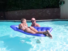 Лысый брутальный мужчина отодрал во дворе молодую блондинку с косой