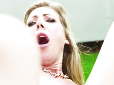 Лесбийский секс молодой шатенки и татуированной грудастой блондинки