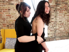 Два молодых транссексуала в чёрных чулках занялись сексом на кровати