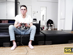 Похотливая русская блондиночка соблазнила очкастого геймера на секс