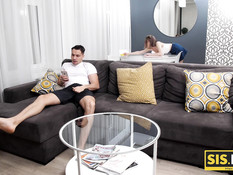 Паренёк отодрал на кровати сисястую русскую девушку и обкончал лицо