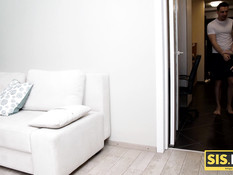 Паренёк отодрал на кровати сисястую русскую девушку и обкончал лицо