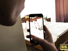 Бесстыжая русская блондинка теребит пизду и ебётся со сводным братом