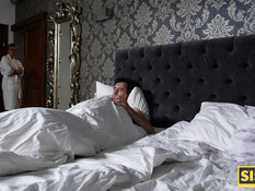 Худая русская блондинка сосёт на кухне и ебётся с парнем на кровати