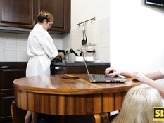 Худая русская блондинка сосёт на кухне и ебётся с парнем на кровати