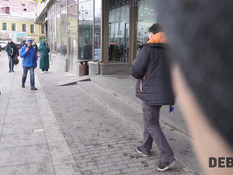 Лысый коллектор с разрешения мужа отымел в анал юную русскую шатенку