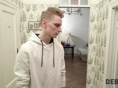 Лысый коллектор с разрешения мужа отымел в анал юную русскую шатенку