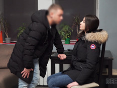 Грудастая русская шатенка согласилась оплатить задолженность натурой